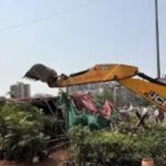 अर्नाळा, विरार येथे महसूल विभागाची तोडक कारवाई आदिवासी घरांवर कारवाईमुळे तणाव
