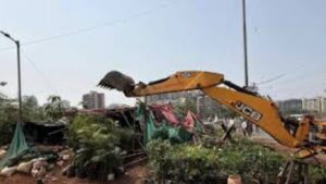 अर्नाळा, विरार येथे महसूल विभागाची तोडक कारवाई आदिवासी घरांवर कारवाईमुळे तणाव
