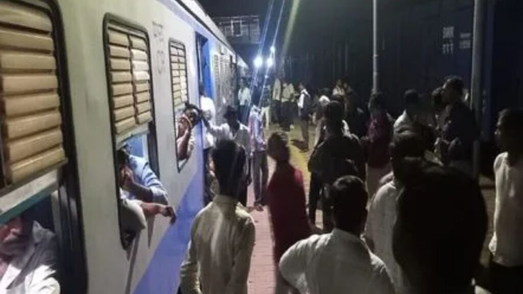 पुणे-दौंड डेमो गाडीच्या चाकांना पाटस स्थानकात आग प्रवाशांमध्ये घबराट, मोठी दुर्घटना टळली