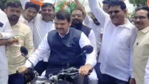 मुख्यमंत्री देवेंद्र फडणवीस बुलेटवरून विधानभवनात इंधन बचतीचा प्रत्यक्ष संदेश