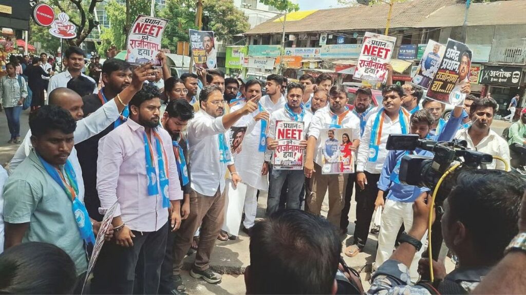 NEET Paper Leak Protest : पुण्यात NSUI चे आंदोलन, विद्यार्थ्यांच्या आत्महत्यांप्रकरणी सरकारवर गंभीर आरोप
