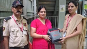 Pune Metro News : मेट्रो कर्मचाऱ्यांच्या प्रामाणिकपणामुळे महिलेला १५ तोळे सोन्याचे दागिने सुखरूप परत