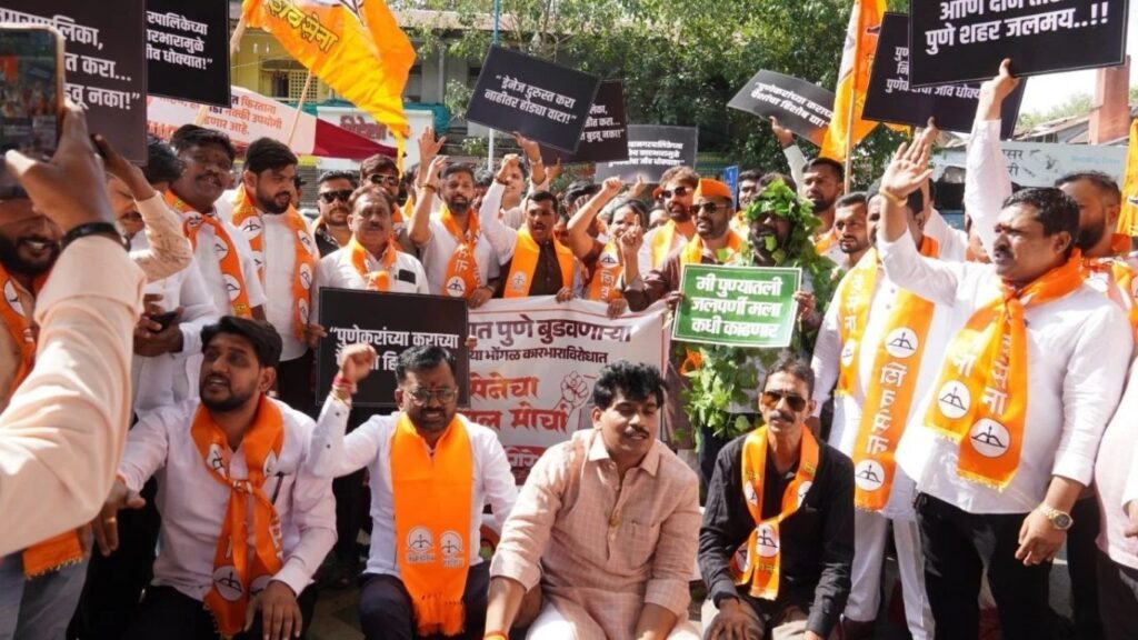 Pune Floods : पहिल्याच पावसात पुणे जलमय ‘हजारो कोटींचा मलिदा कोणी खाल्ला?’ शिवसेनेचा PMC वर हल्लाबोल