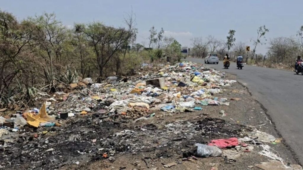 चाकण-आळंदी रस्त्यावरील वनक्षेत्रात कचऱ्याचे साम्राज्य पर्यावरण आणि वन्यजीवांवर गंभीर संकट