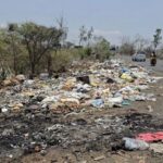चाकण-आळंदी रस्त्यावरील वनक्षेत्रात कचऱ्याचे साम्राज्य पर्यावरण आणि वन्यजीवांवर गंभीर संकट