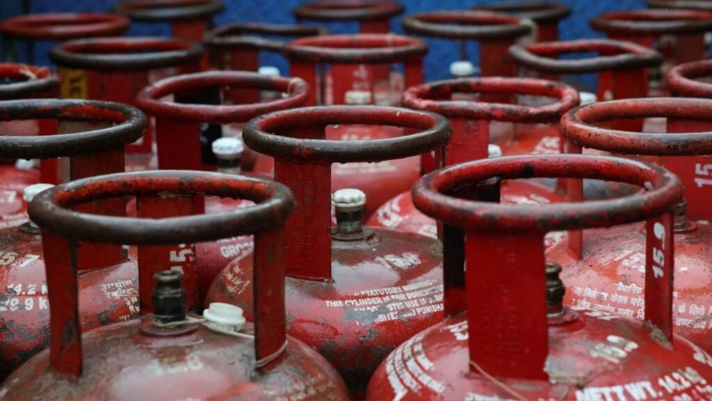 Pune LPG Cylinder Fraud: पुण्यात सिलेंडरमधून गॅसऐवजी पाणी? व्हायरल VIDEO मुळे नागरिकांमध्ये संताप