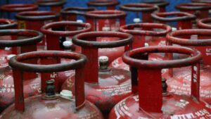 Pune LPG Cylinder Fraud: पुण्यात सिलेंडरमधून गॅसऐवजी पाणी? व्हायरल VIDEO मुळे नागरिकांमध्ये संताप
