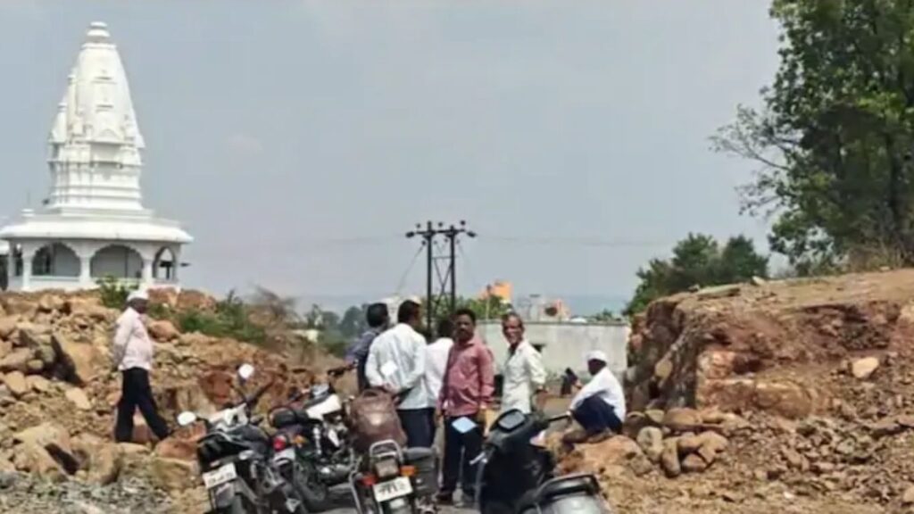 Pune News: मंचरजवळ रस्त्याच्या कामावरून मोठा वाद गावातील सर्व रस्ते बंद, तणावपूर्ण वातावरण