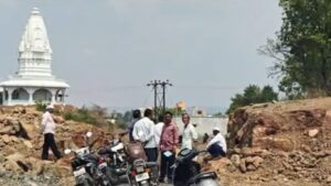 Pune News: मंचरजवळ रस्त्याच्या कामावरून मोठा वाद गावातील सर्व रस्ते बंद, तणावपूर्ण वातावरण