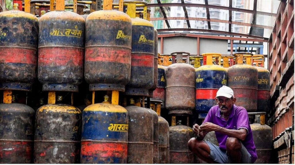 Commercial LPG Price Hike: व्यावसायिक गॅस सिलेंडर 53 रुपयांनी महाग, 5 किलो सिलेंडरच्या दरातही वाढ