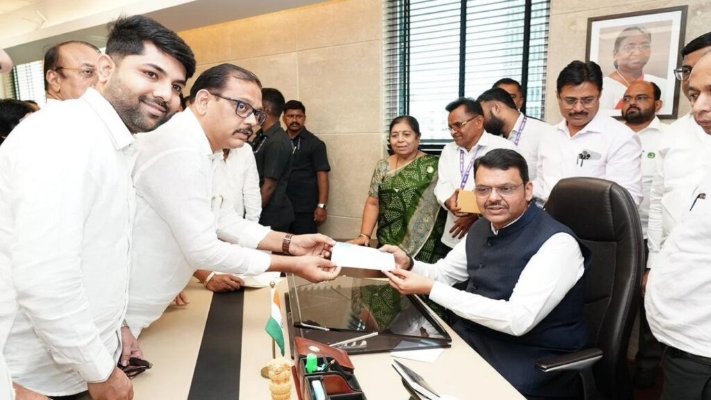 वाढदिवसाचा खर्च टाळून मुख्यमंत्री सहायता निधीत 1 लाखांची मदत भाजप नगरसेवक रवींद्र साळेगावकरांचा आदर्श उपक्रम