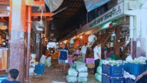 Vashi APMC News: वाशी APMC मध्ये पुन्हा अनधिकृत व्यापाराला ऊत, पॅसेजमध्ये शेतमाल विक्री आणि अवैध स्टॉल्समुळे प्रशासनावर प्रश्नचिन्ह