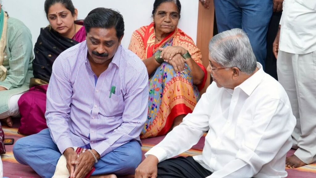 अनंतराव थोपटे यांना चंद्रकांत पाटील यांची भावपूर्ण श्रद्धांजली भोरमध्ये घेतले अंत्यदर्शन