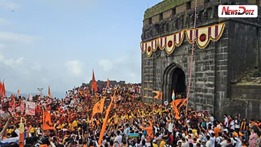 रायगडावर 353 वा शिवराज्याभिषेक सोहळा; लाखो शिवभक्तांची गर्दी, तंबू ठोकून गडावर मुक्काम