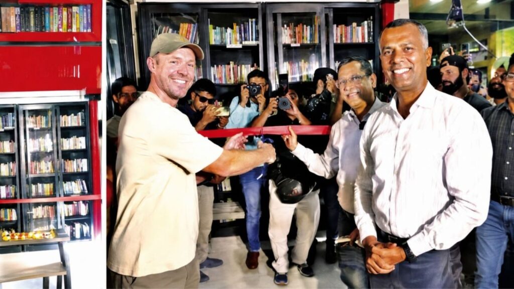चर्चगेट स्टेशनवर देशातील पहिले मोफत पुस्तकालय सुरू एबी डी व्हिलियर्स यांच्या हस्ते ‘लायब्ररी जंक्शन’चे उद्घाटन
