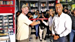 चर्चगेट स्टेशनवर देशातील पहिले मोफत पुस्तकालय सुरू एबी डी व्हिलियर्स यांच्या हस्ते ‘लायब्ररी जंक्शन’चे उद्घाटन
