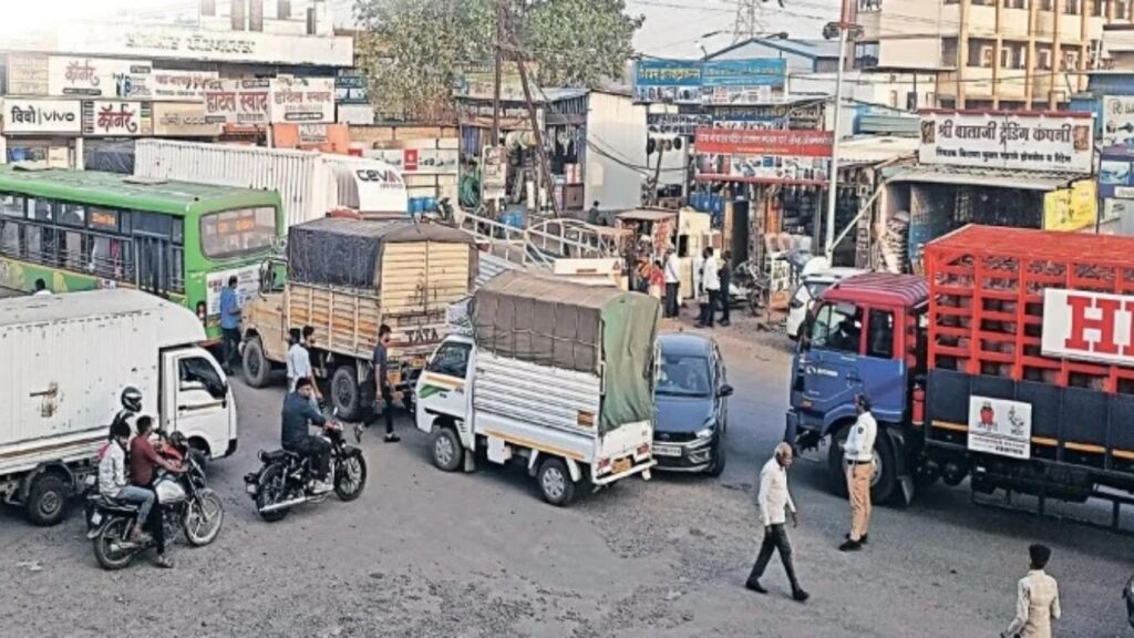 महाळुंगे वाहतूक विभागाची धडक कारवाई ३,१५४ वाहनचालकांकडून २८.५३ लाखांचा दंड वसूल