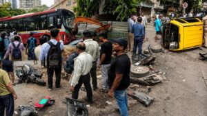 दादरमध्ये बेस्ट बसचा भीषण अपघात; 2 जणांचा मृत्यू, अनेक वाहने चिरडली
