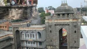 तुळजाभवानी मंदिर परिसरात बोगस पुजाऱ्यांवर कारवाई 5 जण ताब्यात, भाविकांची फसवणूक उघड