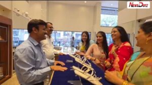 PCMC News: अधिक मासानिमित्त बारणे कुटुंबीयांची अनोखी भेट; सून आणि मुलीला लाखो रुपयांच्या चांदीच्या चपला