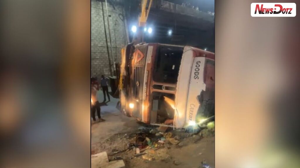 नवले पुलावर भीषण अपघात सिमेंट मिक्सर पलटून दुचाकीस्वाराचा जागीच मृत्यू