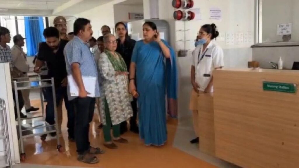 बारामतीत सुनेत्रा पवारांचा ‘अजितदादा स्टाईल’ दणका रुग्णालयातील अस्वच्छतेवर अधिकारी-कर्मचाऱ्यांना फटकारले