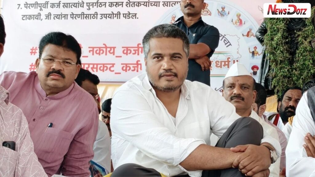 रोहित पवारांचे अन्नत्याग आंदोलन स्थगित गिरीश महाजनांच्या मध्यस्थीनंतर तोडगा, मुख्यमंत्र्यांकडून सकारात्मक आश्वासन