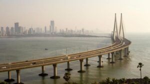 आर्थिक विवंचनेत व्यापाऱ्याची समुद्रात उडी; सिद्धिविनायकाचे दर्शन घेतल्यानंतर वरळी सी लिंकवर घडली घटना