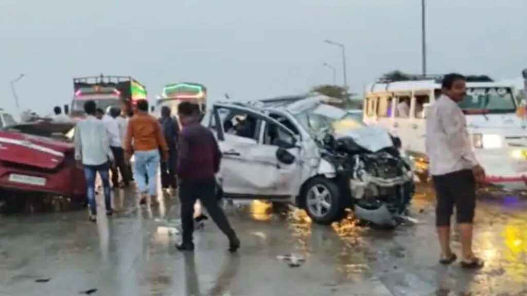 Pune News: पुणे-नाशिक महामार्गावरील नारायणगावात तिहेरी भीषण अपघात एकाचा मृत्यू, सात जण गंभीर जखमी
