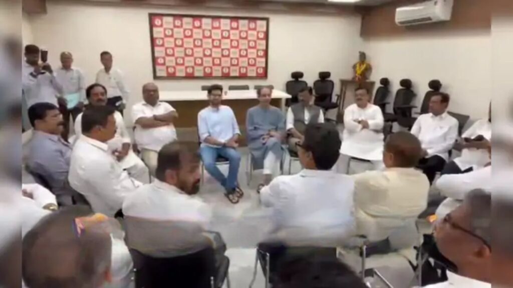 Shiv Sena News: उद्धव ठाकरेंच्या आमदार बैठकीला 15 आमदार उपस्थित, 3 गैरहजर पक्ष एकसंध ठेवण्याचे मोठे आव्हान