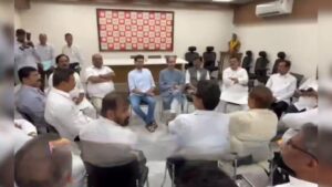 Shiv Sena News: उद्धव ठाकरेंच्या आमदार बैठकीला 15 आमदार उपस्थित, 3 गैरहजर पक्ष एकसंध ठेवण्याचे मोठे आव्हान