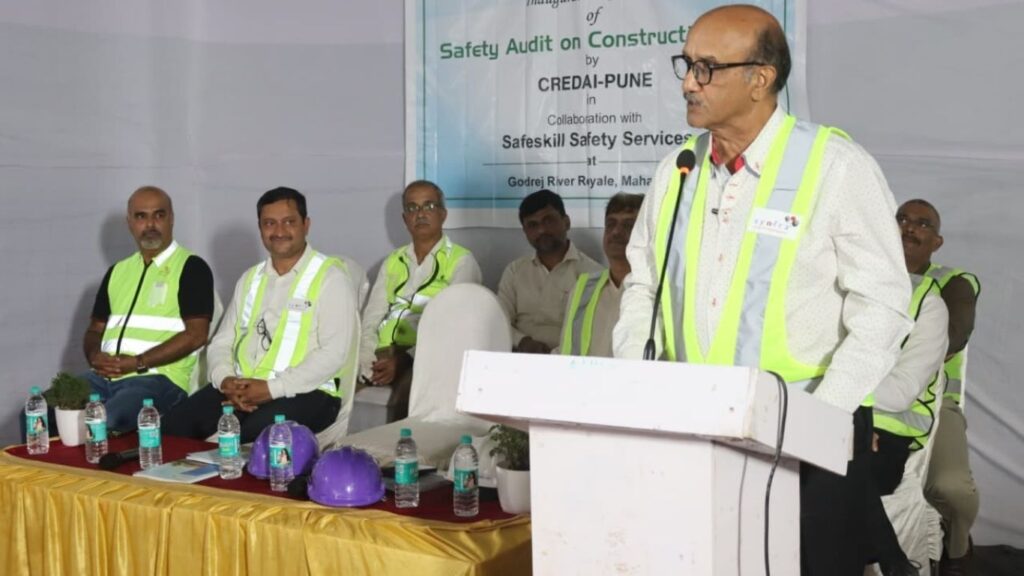 क्रेडाई पुणेच्या 'साइट सेफ्टी ऑडिट' उपक्रमाच्या उद्घाटनप्रसंगी श्री. जे. पी. श्रॉफ उपस्थितांना मार्गदर्शन करताना.