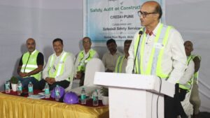 क्रेडाई पुणेच्या 'साइट सेफ्टी ऑडिट' उपक्रमाच्या उद्घाटनप्रसंगी श्री. जे. पी. श्रॉफ उपस्थितांना मार्गदर्शन करताना.