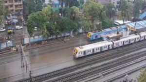 मुंबईत मुसळधार पावसाचा प्रभाव मध्य, पश्चिम आणि हार्बर मार्गावरील लोकल उशिराने, वाहतूक विस्कळीत