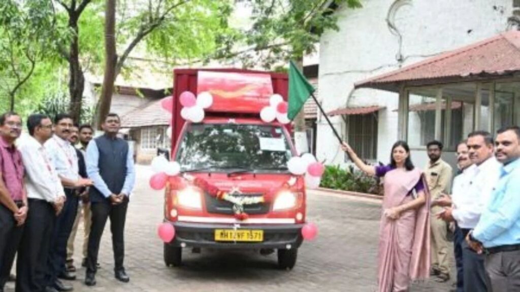 पुणे पोस्ट ऑफिसची नवी सेवा! आता फोन किंवा WhatsAppवरून घरातूनच पार्सल पिक-अप