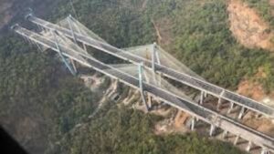 मुंबई-पुणे मिसिंग लिंकची पहिल्याच पावसात पोलखोल? उद्घाटनानंतर अवघ्या दोन महिन्यांत पुलावर खड्डे