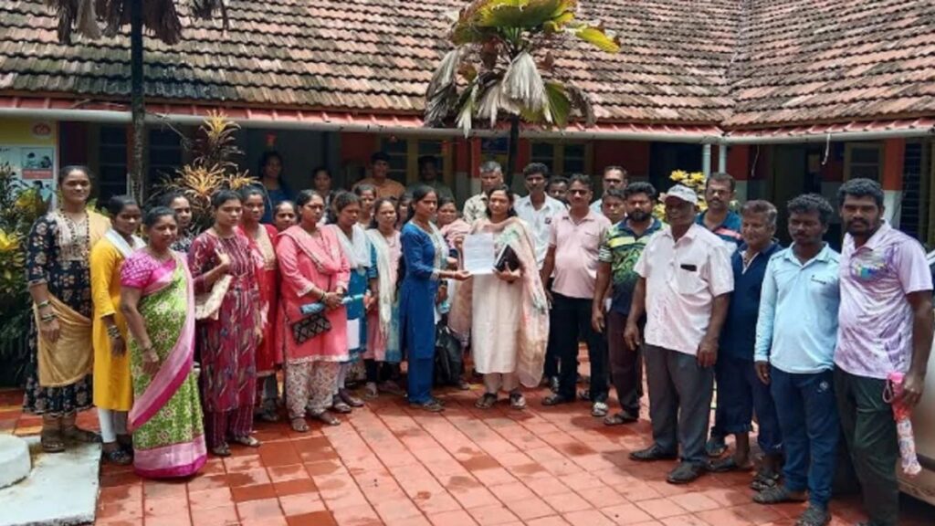 शिक्षक बदलीचा वाद चिघळला ५ दिवस शाळेवर बहिष्कार, पुनर्नियुक्ती न झाल्यास दाखले काढण्याचा पालकांचा इशारा