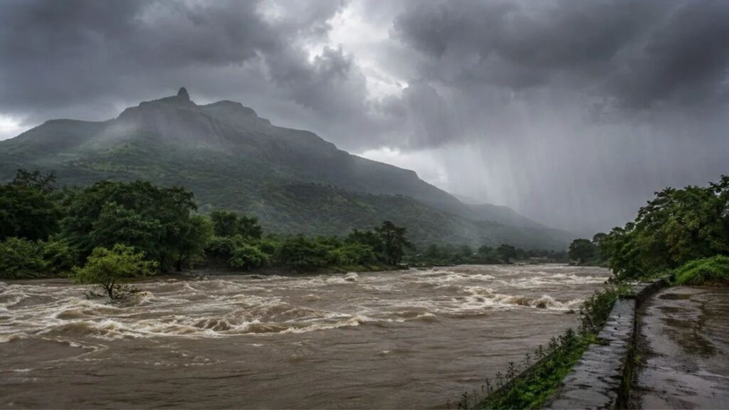 दुगारवाडी धबधबा, हरिहर गडसह प्रमुख पर्यटनस्थळे बंद अतिवृष्टीच्या पार्श्वभूमीवर प्रशासनाचा मोठा निर्णय