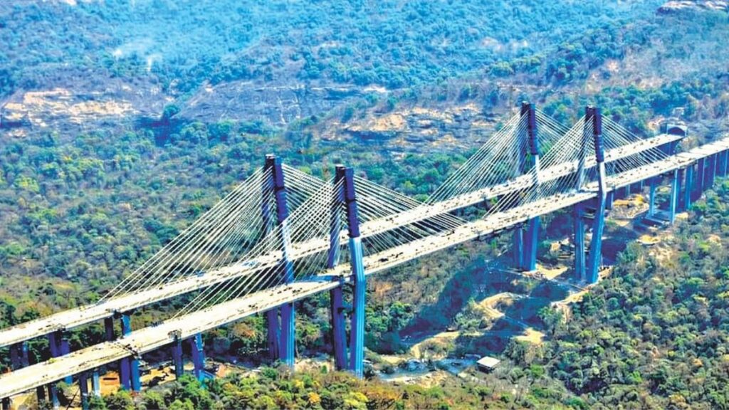 मुंबई-पुणे एक्स्प्रेसवेवरील मिसिंग लिंक पुन्हा सुरू दरड हटवल्यानंतर वाहतुकीला हिरवा कंदील
