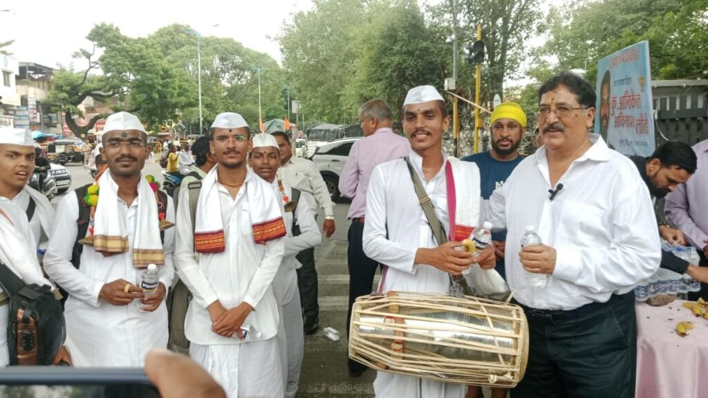 आषाढी वारी 2026: इक्रम खान कुटुंबाची वारकऱ्यांसाठी सेवा; तीन पिढ्यांपासून जपली सर्वधर्म समभावाची परंपराआषाढी वारी 2026: इक्रम खान कुटुंबाची वारकऱ्यांसाठी सेवा; तीन पिढ्यांपासून जपली सर्वधर्म समभावाची परंपरा