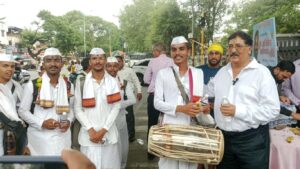 आषाढी वारी 2026: इक्रम खान कुटुंबाची वारकऱ्यांसाठी सेवा; तीन पिढ्यांपासून जपली सर्वधर्म समभावाची परंपराआषाढी वारी 2026: इक्रम खान कुटुंबाची वारकऱ्यांसाठी सेवा; तीन पिढ्यांपासून जपली सर्वधर्म समभावाची परंपरा