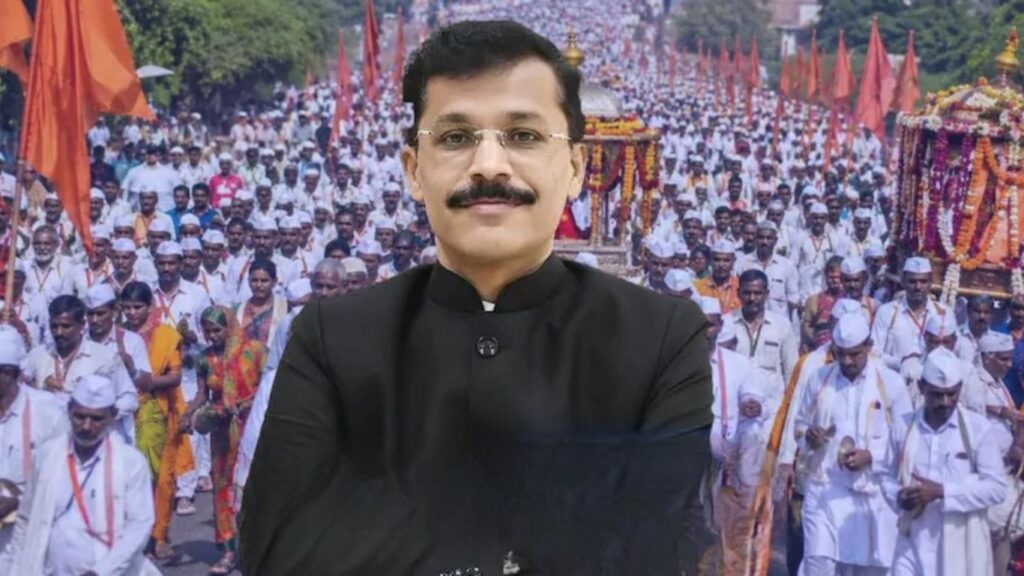 आषाढी वारीत IAS तुकाराम मुंढेंचा अनोखा गौरव वारकऱ्यांकडून पोस्टरद्वारे प्रामाणिक कार्याला सलाम