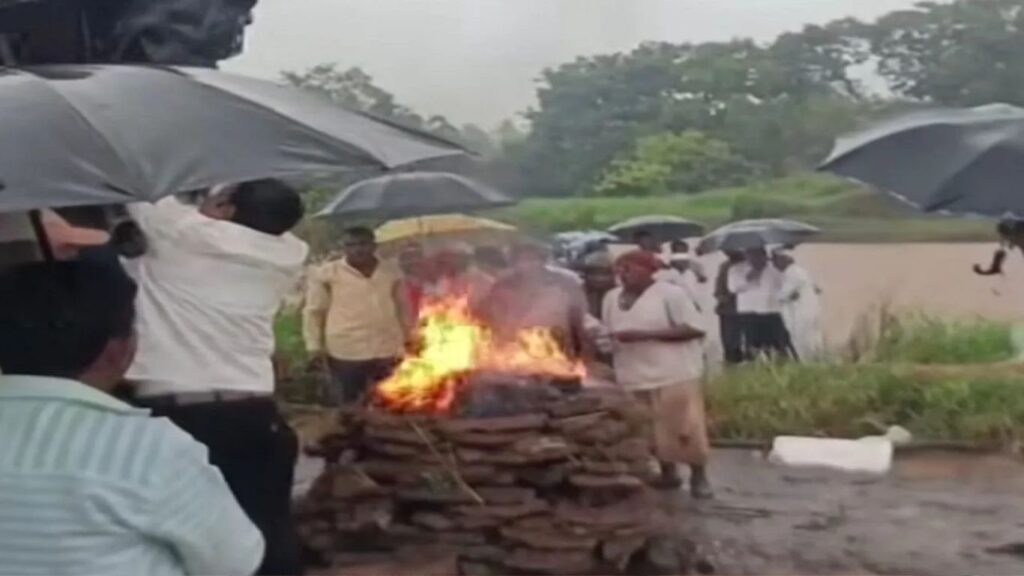 मावळातील ऑर्डव गावात स्मशानभूमीचा अभाव भर पावसात उघड्यावर अंत्यसंस्कार, मूलभूत सुविधांचा प्रश्न पुन्हा ऐरणीवर