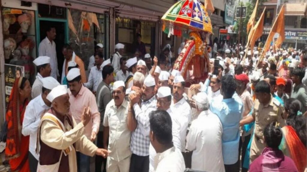 संत सोपानकाकांच्या पालखीचे नीरा नगरीत भव्य स्वागत १२६ दिंड्यांसह विठ्ठल नामाचा अखंड गजर