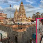 पंढरपूर विठ्ठल मंदिराच्या दर्शन रांगेत ५ फूट साप भाविकांची पळापळ, सर्पमित्राने टाळला अनर्थ