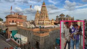 पंढरपूर विठ्ठल मंदिराच्या दर्शन रांगेत ५ फूट साप भाविकांची पळापळ, सर्पमित्राने टाळला अनर्थ