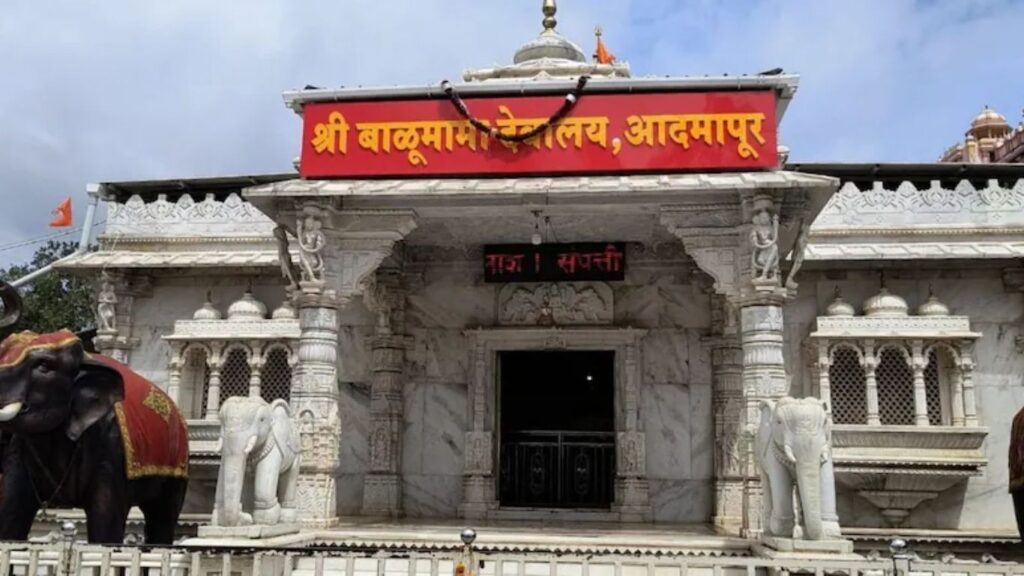 संत बाळूमामा देवस्थान ट्रस्टमध्ये 60 कोटींच्या कथित आर्थिक गैरव्यवहारप्रकरणी तत्कालीन धर्मादाय निरीक्षक रागिणी खडके आणि कंत्राटदारावर गुन्हा