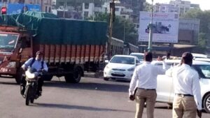 Pune Traffic News: पुण्यात बेशिस्त वाहनचालकांवर धडक कारवाई 6 महिन्यांत 5.89 लाखांवर दंडात्मक कारवाई