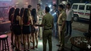 पुण्यात बारवर गुन्हे शाखेचा छापा पहाटेपर्यंत नियमबाह्य दारू पुरवठा, ८ जणांवर गुन्हा
