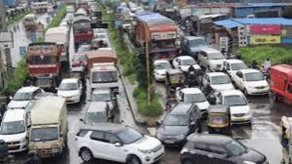 हिंजवडी आयटी पार्कमध्ये खराब रस्ते आणि वाहतूक कोंडी आयटी कर्मचाऱ्यांचा आंदोलनाचा इशारा